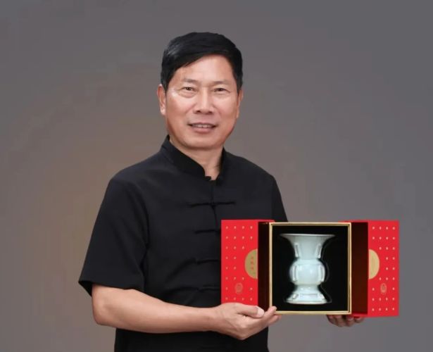 国宴餐桌上的插花摆件！电子pg产自禹州阅兵(图2)