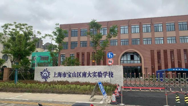 地中心望云售楼处电话：顶奢生活之选电子pg十一月百度热搜 @中环置(图2)