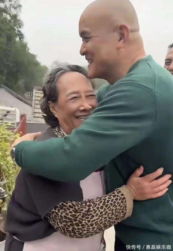 京四合院装修简陋厨房拥挤房顶种菜很勤俭pg电子娱乐平台83岁孙桂田一人住北