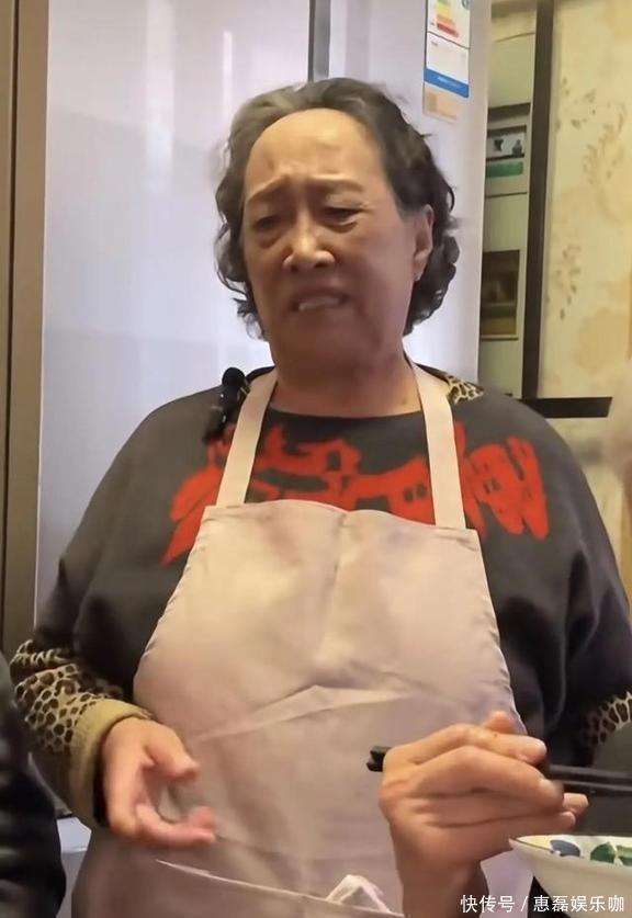 京四合院装修简陋厨房拥挤房顶种菜很勤俭pg电子娱乐平台83岁孙桂田一人住北(图3)