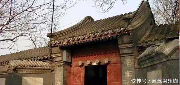 京四合院装修简陋厨房拥挤房顶种菜很勤俭pg电子娱乐平台83岁孙桂田一人住北(图5)