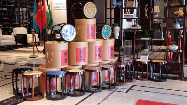 牌明堂家居匠造红木精品焕发品牌力量pg电子模拟器免费版中式原木整装品(图6)